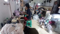 Para pegawai konfeksi ini mayoritas memberdayakan masyarakat setempat. Sehingga proses produksinya pun dilakukan di rumah masing-masing, sehingga pegawai yang ada di konfeksi terlihat sedikit. Para pelaku usaha di wilayah ini mengusung konsep pemberdayaan.