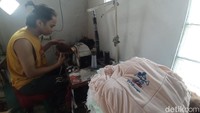 Dari Tasikmalaya, produk mereka ternyata bisa tembus ke pasar dunia. Celana dalam produk warga Sukamanah ini mampu merajai pasar di negara-negara Afrika, termasuk Nigeria.