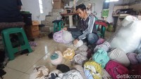 Uniknya usaha kecil menengah ini ternyata salah satu bentuk pemanfaatan limbah konfeksi atau industri garmen yang lebih besar. Para perajin ini memproduksi celana dalam dari kain gombal atau kain perca, yang merupakan sisa-sisa produksi kaos dan lain sebagainya.