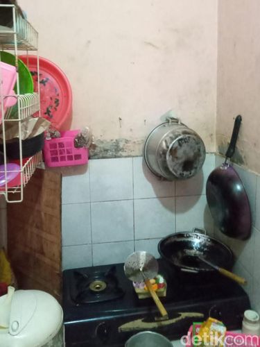 Dapur sempit di kos-kosan Komang Sri dan keluarganya.