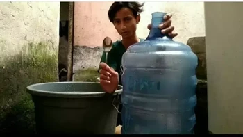 Next, hitung bulu alis. Foto: Instagram/komen.tarnetijen