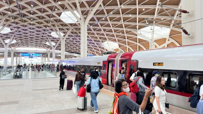 Jelang Long Weekend Idul Adha, penumpang Kereta Cepat Whoosh mulai mengalami peningkatan. Diprediksi penumpang dapat mencapai lebih dari 18 ribu/hari.