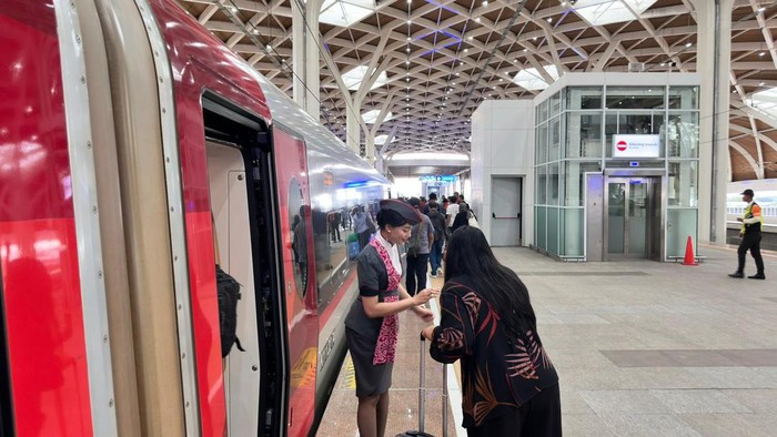 Libur Panjang Lagi, Kereta Cepat Langsung Diserbu Jelang Long Weekend Idul Adha, penumpang Kereta Cepat Whoosh mulai mengalami peningkatan. Diprediksi penumpang dapat mencapai lebih dari 18 ribu/hari.