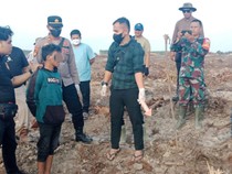 Gegara Tolak Bantu Siram Bibit Akasia, Suami di Kampar Tikam Istri hingga Tewas