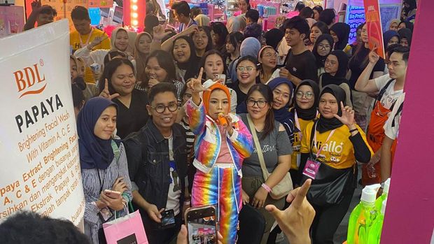 Selebgram Lolly Unyu saat bikin heboh.