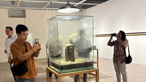 Menurut seniman lulusan S3 Kyoto Seika University, cerita kalau selama setahun terakhir ia coba menanam benih di dalam tanah liat mentah yang belum dibakar. Lalu menambahkannya dengan tanah kompos dan bahan organik.  Foto: Courtesy of Vivin/ Tumurun Museum