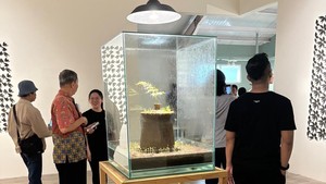 Ini salah satu karya seni instalasi ciptaan Albert Yonathan Setyawan yang ditutup dengan kotak kaca.  Foto: Courtesy of Vivin/ Tumurun Museum