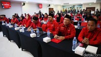 Denny Cagur yang lolos menjadi anggota DPR RI dari dapil Jawa Barat II terlihat mengikuti Sekolah Hukum PDIP.   