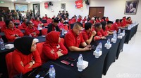 Once Mekel yang lolos menjadi anggota DPR RI dari dapil DKI Jakarta II juga terlihat mengikuti Sekolah Hukum PDIP.   