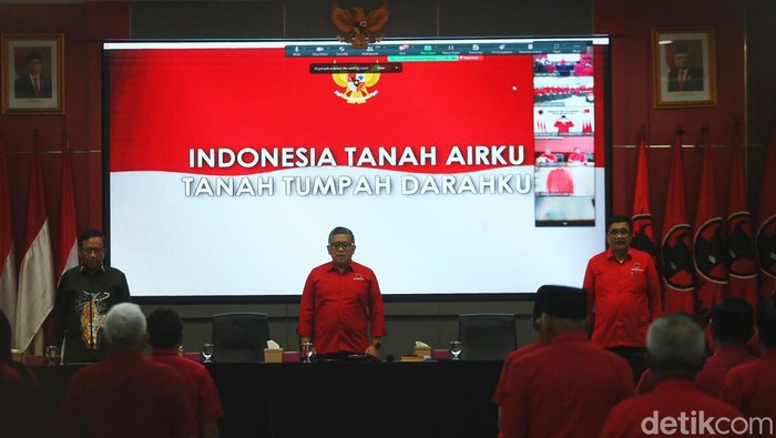 Mahfud Md Beri Kuliah Umum di Sekolah Hukum PDIP Mahfud Md memberikan kuliah umum dalam sekolah hukum Partai PDI Perjuangan di Jakarta, Jumat (14/6/2024). DPP PDI P menggelar sekolah hukum yang diikuti oleh calon anggota legislatif dan kader partai yang telah terpilih baik ditingkat pusat, provinsi maupun kabupaten/kota.