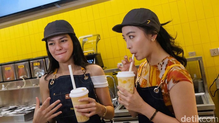 Manisnya Natasha Wilona Bikin Teh Kekinian Artis Natasha Wilona tengah menggandrungi minuman teh kekinian. Penasaran gimana Natasha membuat minuman ini?