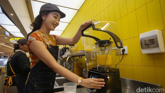 Manisnya Natasha Wilona Bikin Teh Kekinian Artis Natasha Wilona tengah menggandrungi minuman teh kekinian. Penasaran gimana Natasha membuat minuman ini?