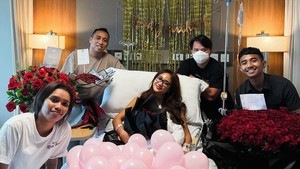 Meski begitu, orang tersayangnya hadir untuk memberikan selamat ke Marion Jola. Foto: Instagram Marion Jola