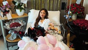 Di bagian belakang tempat tidurnya juga terdapat dekorasi simpel bertuliskan Happy Birthday. Foto: Instagram Marion Jola