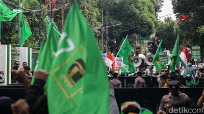 Massa Pro dan Kontra Mardiono Berunjuk Rasa di DPP PPP