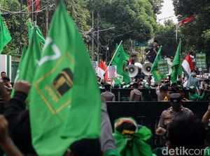 Massa Pro dan Kontra Mardiono Berunjuk Rasa di DPP PPP