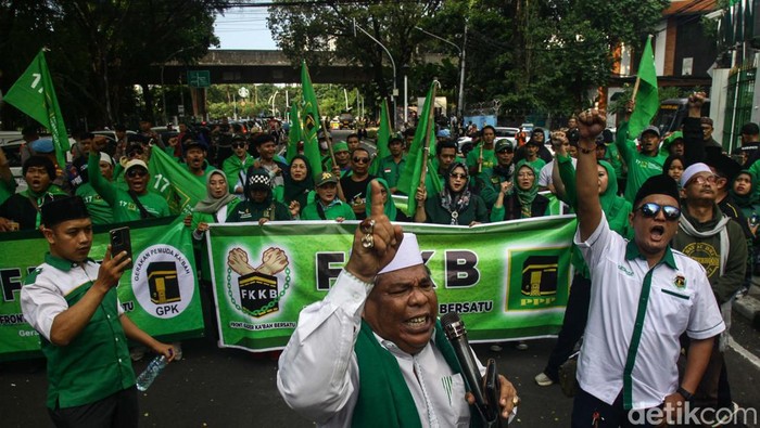 Massa Pro dan Kontra Mardiono Berunjuk Rasa di DPP PPP Pecah kongsi, dua massa berbeda menggelar demo di DPP PPP Jakarta. Mereka adalah massa pro dan kontra Plt Ketum PPP Mardiono.