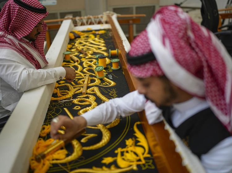 Melihat Penyulaman Kiswah Kabah di Makkah