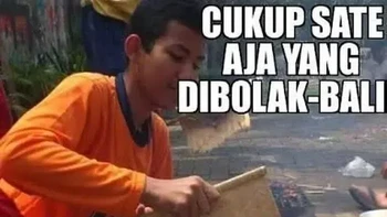 Yah, lagi ngipas sate malah galau. Foto: 1cak