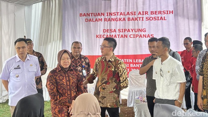Mensos Tri Rismaharini memberi bantuan instalasi air di Wilayah Banten. Ada dua wilayah yang mendapat bantuan instalasi air bersih yakni Pandeglang dan Lebak. (Kadek/detikcom).