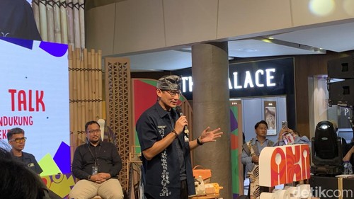 Menteri Pariwisata dan Ekonomi Kreatif Sandiaga Uno saat menghadiri acara Apresiasi Kreasi Indonesia (AKI) di Denpasar, Jumat (14/6/2024). (Rizki Setyo Samudero/detikBali)