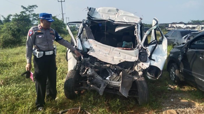 Minibus ringsek usai tabrak truk di Tol Cisumdawu