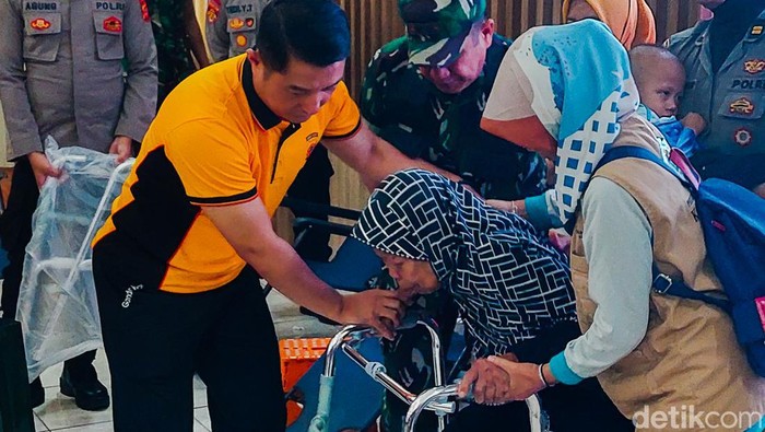 Mintarsih Dapat Bantuan Alat Bantu Berjalan