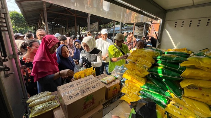 Momen Bupati Mojokerto Layani Pembeli di Pasar Murah Jelang Idul Adha