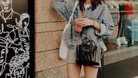 Tak kalah seru, ini momen Nabila Sudiro saat pose candid sambil memegangi minuman favoritnya. Foto: Instagram @nabilasudiro
