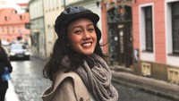 Ada lagi gayanya saat liburan ke luar negeri. Ini posenya saat memegang segelas kopi dan terlihat keren. Foto: Instagram @nabilasudiro