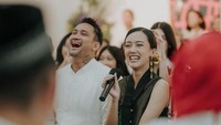 Sebagai ayah, Tora Sudiro memberikan nasihat sebelum menjalani bahtera rumah tangga. Tora mengaku terharu saat Ivan melamar putrinya. Foto: Instagram @nabilasudiro