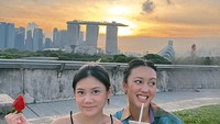 Di Instagram, gaya Nabila Sudiro kerap mencuri perhatian. Terlebih saat momennya hangout dan kulineran bersama teman-temannya. Foto: Instagram @nabilasudiro