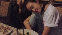 Terakhir ada momennya saat makan di restoran Sunda. Terlihat ia duduk lesehan di area makan gubukan khas Sunda. Foto: Instagram @nabilasudiro