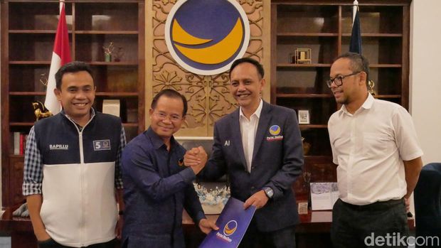NasDem mendukung Tina Nur Alam untuk bakal calon gubernur (bacagub) Sulawesi Tenggara (Sultra) dan Panji untuk bakal calon bupati (bacabup) Kabupaten Melawi. (Rifka A/detikcom)