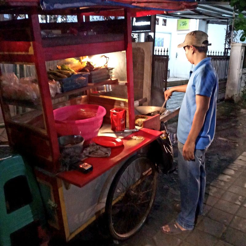 Nasi Goreng Gerobakan Lebih Lezat, Rahasianya Pakai Trik Ini!