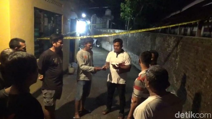Polisi melakukan olah TKP di Desa Sidomulyo, Kecamatan Delanggu, Klaten, tempat nenek ditemukan tewas pada Kamis malam (13/6/2024).