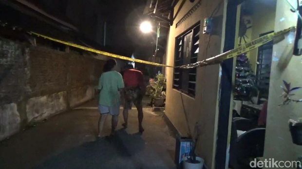 Polisi melakukan olah TKP di Desa Sidomulyo, Kecamatan Delanggu, Klaten, tempat nenek ditemukan tewas pada Kamis malam (13/6/2024).