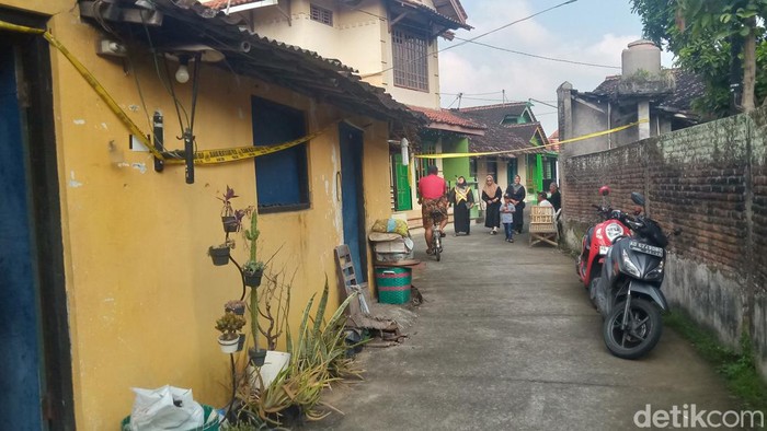 Penampakan rumah korban pencurian dan nenek yang tewas di Delanggu, Klaten, Jumat (14/6/2024). Garis polisi terlihat masih terpasang.