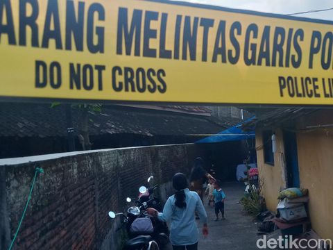 Penampakan rumah korban pencurian dan nenek yang tewas di Delanggu, Klaten, Jumat (14/6/2024). Garis polisi terlihat masih terpasang.