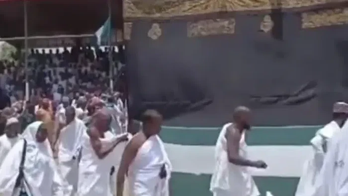 Viral video muslim di Nigeria menggunakan baju haji dan berkeliling di replika Kabah. Meski di Indonesia manasik hal biasa, netizen dunia masih keheranan.