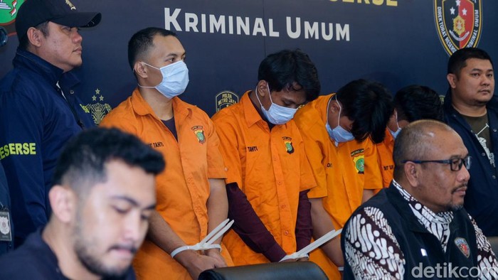 Nih Komplotan Perampok 18 Jam Tangan Mewah di PIK Usai Ditangkap Nih Komplotan Perampok 18 Jam Tangan Mewah di PIK Usai Ditangkap