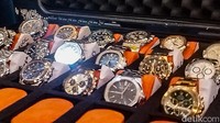 Polisi mengamankan barang bukti berupa 18 jam tangan mewah senilai Rp 12,85 miliar.