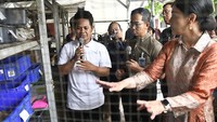 Kepala Eksekutif Pengawas Perilaku Pelaku Usaha Jasa Keuangan, Edukasi dan Pelindungan Konsumen Otoritas Jasa Keuangan (OJK) Friderica Widyasari Dewi didampingi Direktur Network&Services BNI Ronny Vennir saat mendengarkan penjelasan dari pengelola sampah Organik dapur dengan maggot Tri Haryatno (kiri) Bantargebang, Bekasi, Jawa Barat, Jumat (14/6/2024).