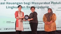 Pada kesempatan itu pula, Kepala Eksekutif Pengawas Perilaku Pelaku Usaha Jasa Keuangan, Edukasi dan Pelindungan Konsumen Otoritas Jasa Keuangan (OJK) Friderica Widyasari Dewi mendukung Direktur Pengurangan sampah Direktorat Jenderal PSL B3 Kementerian Lingkungan hidup& kehutanan Vinda Damayanti didampingi Plh Sekretaris Daerah Kota Bekasi Dwie Andyarini usai pengukuhan Tim Percepatan Akses Keuangan Daerah (TPAKD) di Gedung Serbaguna Kantor Kelurahan Sumur Batu, Bantargebang, Bekasi.