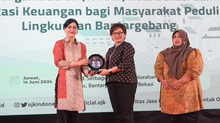 OJK meninjau pengelolaan sampah organik di Bantargebang Kepala Eksekutif Pengawas Perilaku Pelaku Usaha Jasa Keuangan, Edukasi dan Pelindungan Konsumen Otoritas Jasa Keuangan (OJK) Friderica Widyasari Dewi (kiri) bersama Direktur Network&Services BNI Ronny Vennir (tengah) saat mendengarkan penjelasan dari pengelola sampah Organik dapur dengan maggot Tri Haryatno (kiri) Bantargebang, Bekasi, Jawa Barat, Jumat (14/6/2024). OJK mendorong para Pelaku Usaha Jasa Keuangan (PUJK) untuk lebih banyak memberikan akses pendanaan atau pembiayaan untuk pengelolaan sampah baik dari hulu maupun hilir. ANTARA FOTO/ Fakhri Hermansyah/foc.