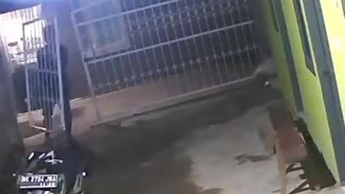 Pelaku curi motor di kosan Palembang terekam CCTV saat angkat pagar