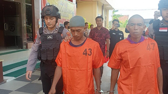Bambang (berpeci) habisi kakek tetangganyadi Probolinggo  karena tak terima istrinya kerap digoda