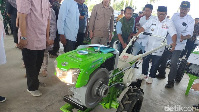 Pemda bagian traktor untuk kelompok tani