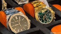 Model 18 jam tangan mewah tersebut juga bervariasi. Barang bukti jam tangan mewah itu tampak diletakkan dalam satu koper hitam.  