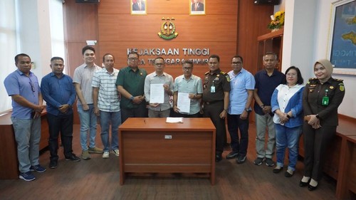 Penandatanganan berita acara penyerahan bukti transfer uang pensiunan Bank NTT di Kejati NTT, Jumat (14/6/2024). (Foto: Kejati NTT)